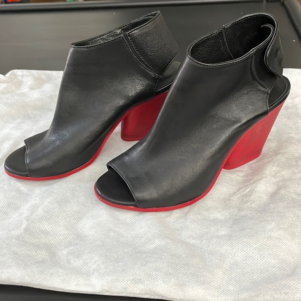 MIMOSA RED & BLACK HEELED SANDALS